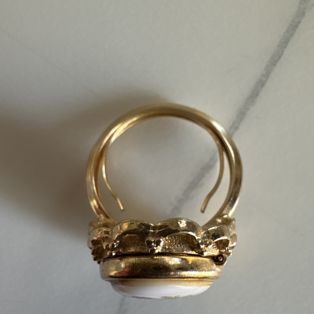 Avon Vintage Gold Tone Floral Oval Porcelain Locket Cocktail Ring Signed - Picture 3 of 7